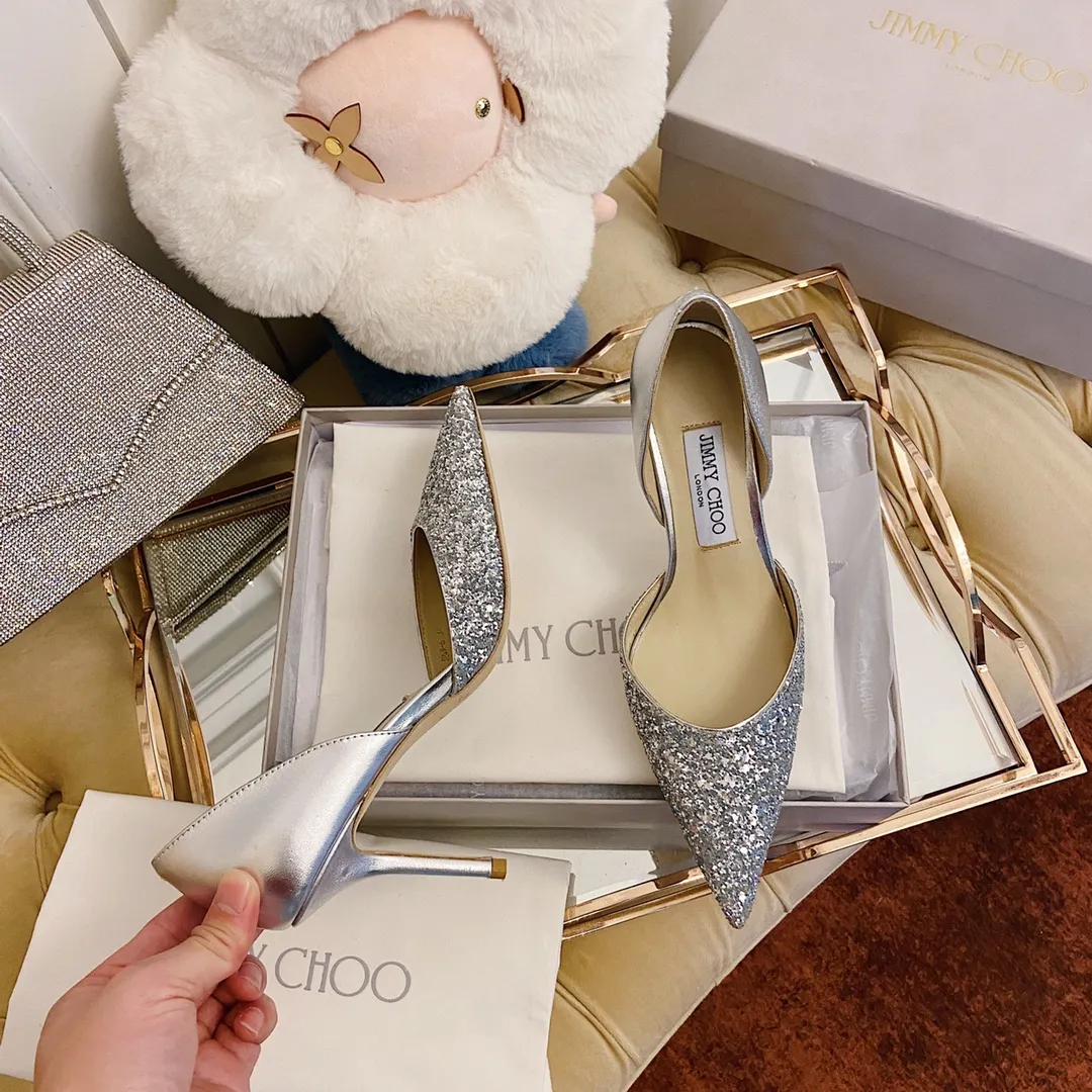 👟👟Ex-factory price 520👟👟 JIMMY CHOO A pair of high heels that can conquer all men👠Easy to wear and versatile, a must-have item for the annual meeting🥂Bilng Bilng is so beautiful that no one can take your breath away Material: Special Crete spliced cow patent leather ➰🍸Sheepskin lining Italian leather outsole Available in three colors: black, nude, silver Size: 34-42 With a height of 8cm, it is packaged simultaneously at the counter!